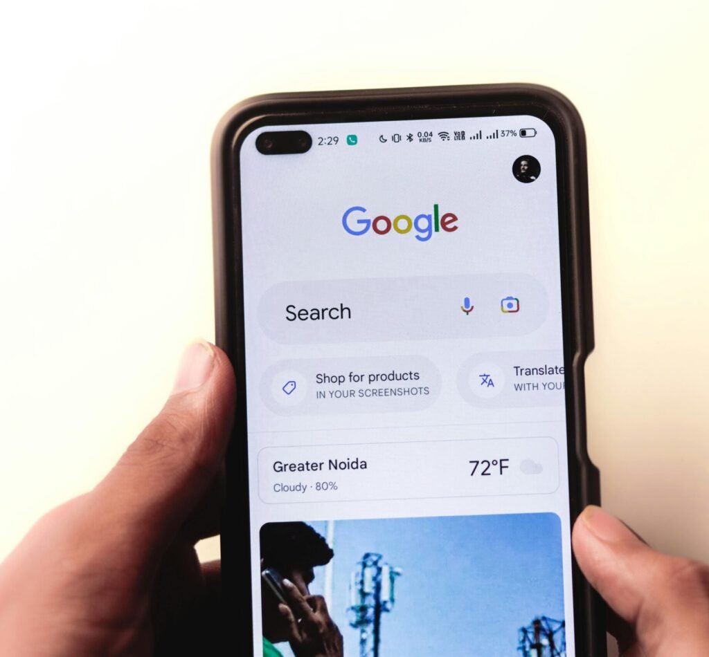 Affichage des résultats de recherche Google sur un smartphone.